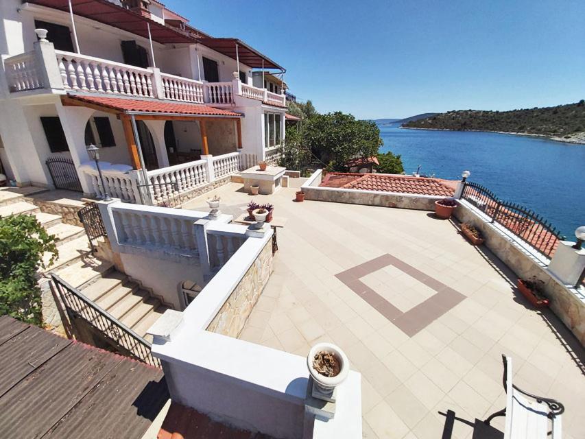 Apartments Carmen Винишче Экстерьер фото
